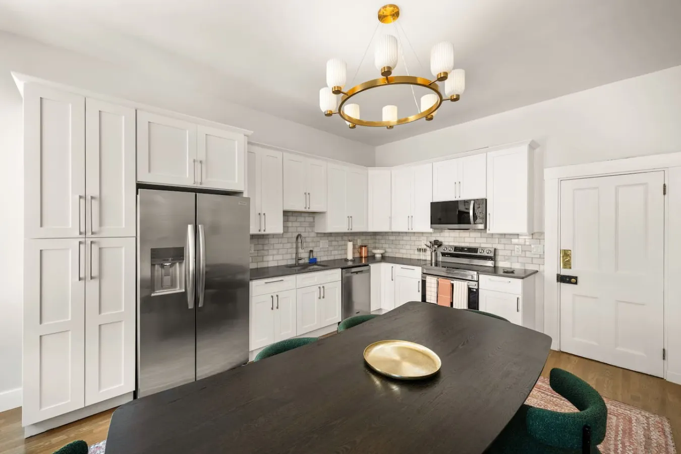 Luxe 2bd Apartment, Lots of Natural Light 9