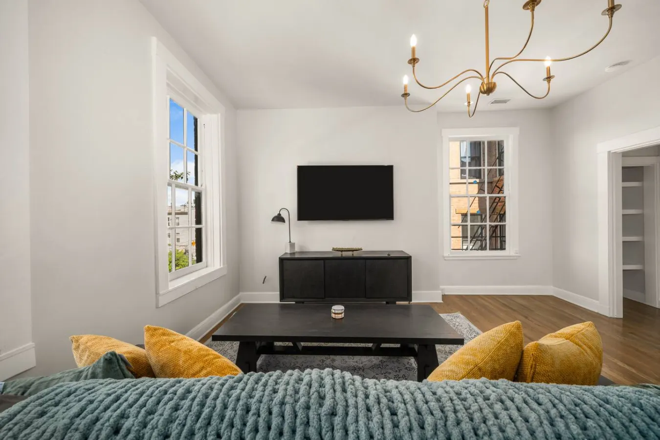 Luxe 2bd Apartment, Lots of Natural Light 11