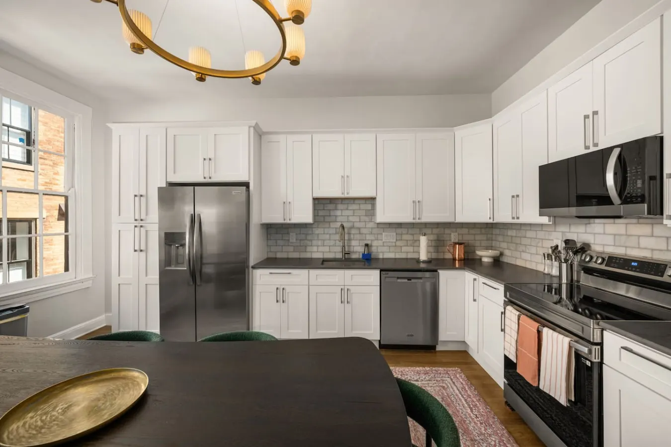 Luxe 2bd Apartment, Lots of Natural Light 12