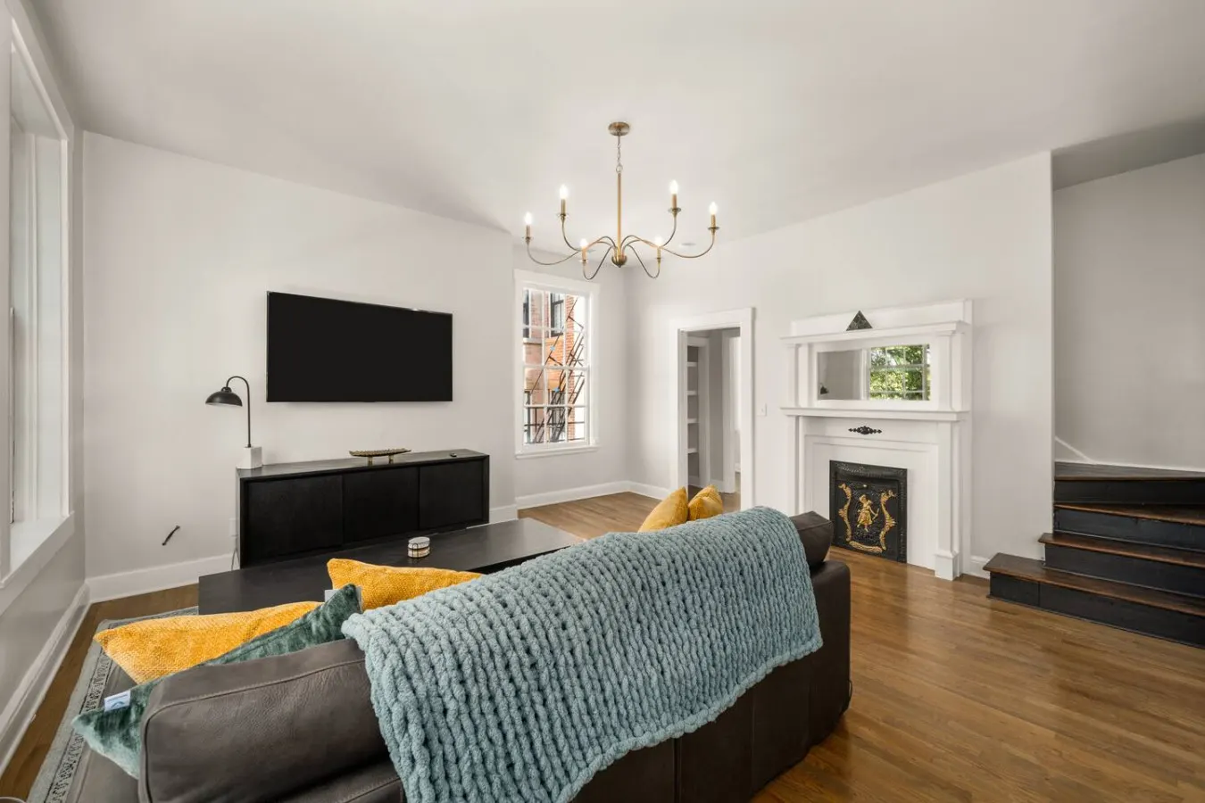 Luxe 2bd Apartment, Lots of Natural Light 13