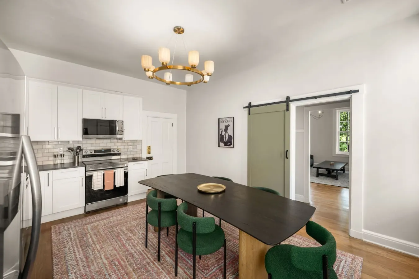 Luxe 2bd Apartment, Lots of Natural Light 14