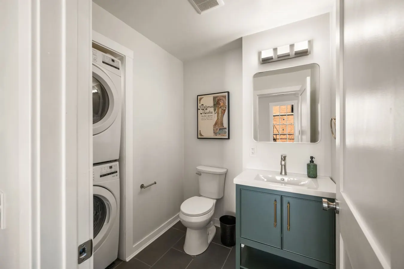 Luxe 2bd Apartment, Lots of Natural Light 15