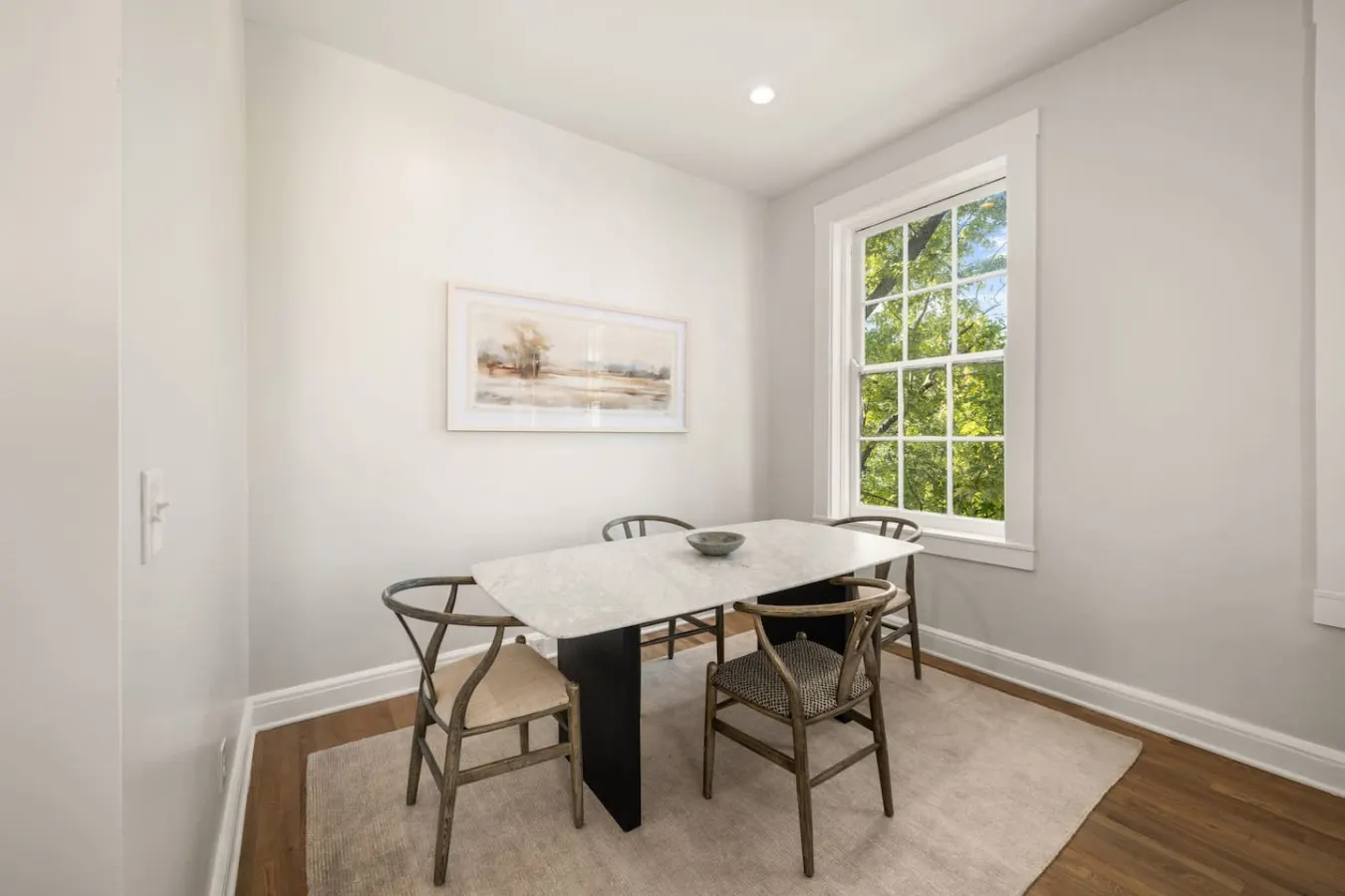 Luxe 2bd Apartment, Lots of Natural Light 16