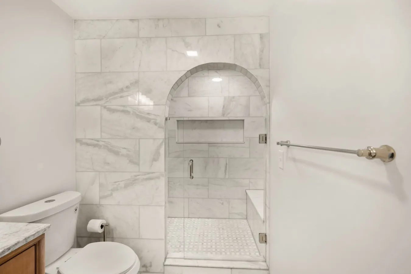 Luxe 2bd Apartment, Lots of Natural Light 19