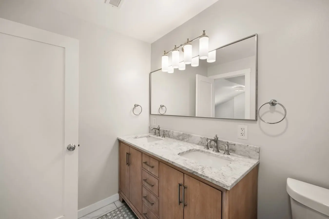Luxe 2bd Apartment, Lots of Natural Light 20