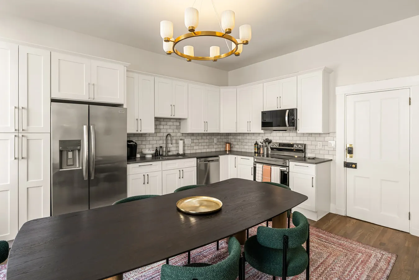 Luxe 2bd Apartment, Lots of Natural Light 3
