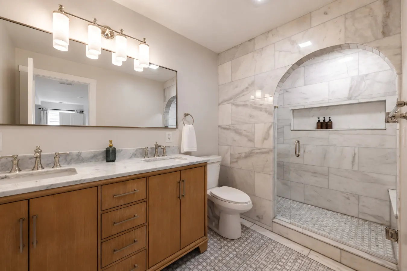 Luxe 2bd Apartment, Lots of Natural Light 4