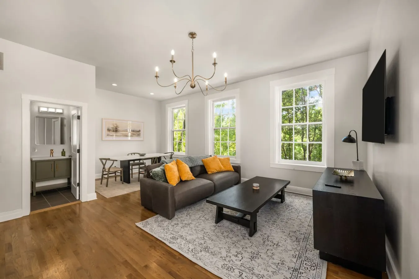 Luxe 2bd Apartment, Lots of Natural Light 5