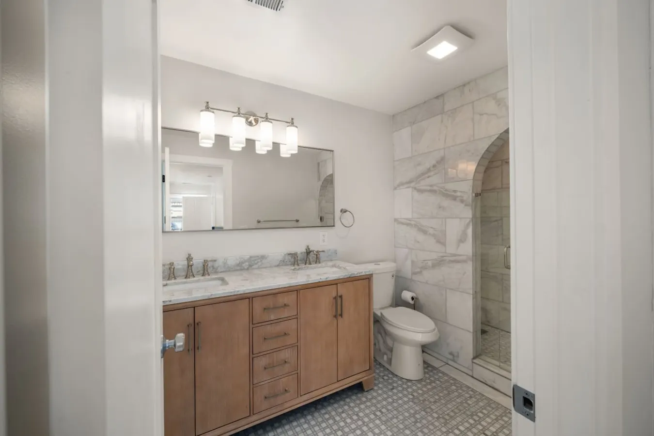 Luxe 2bd Apartment, Lots of Natural Light 6
