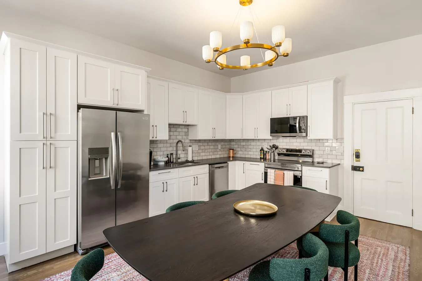 Luxe 2bd Apartment, Lots of Natural Light 8