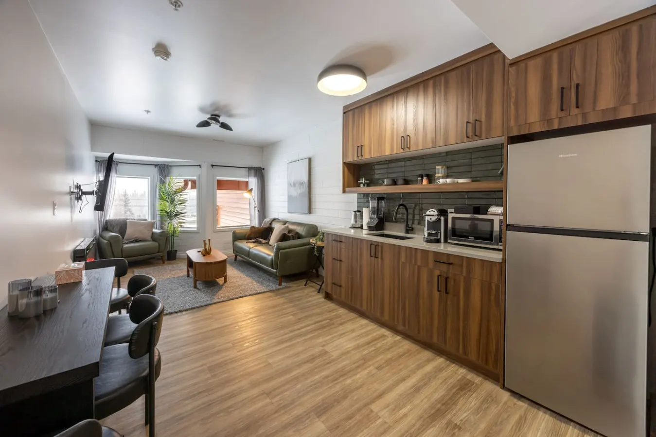 The Gem Stays | Private 10-Suite Retreat Sleeps 56 — photo 3