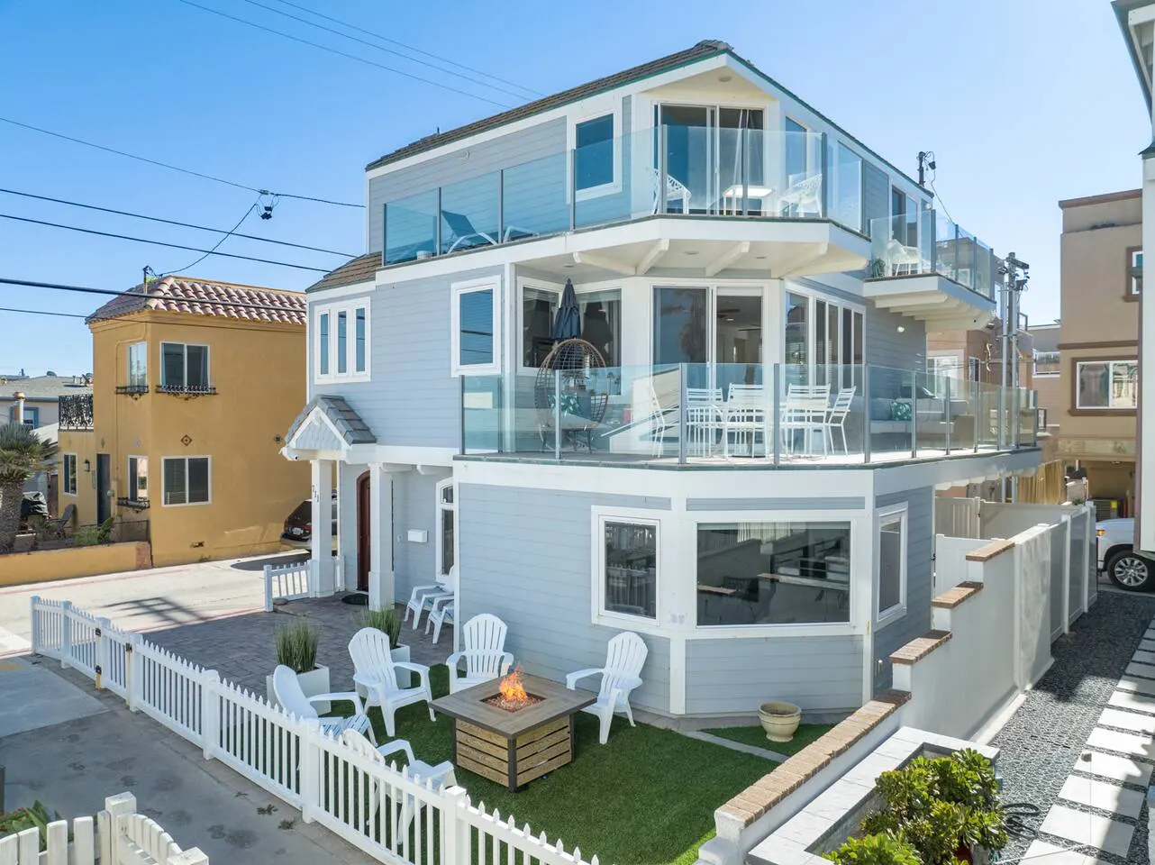 The Mission Beach VIP- 3 Decks, AC, Steps to Sand! 9