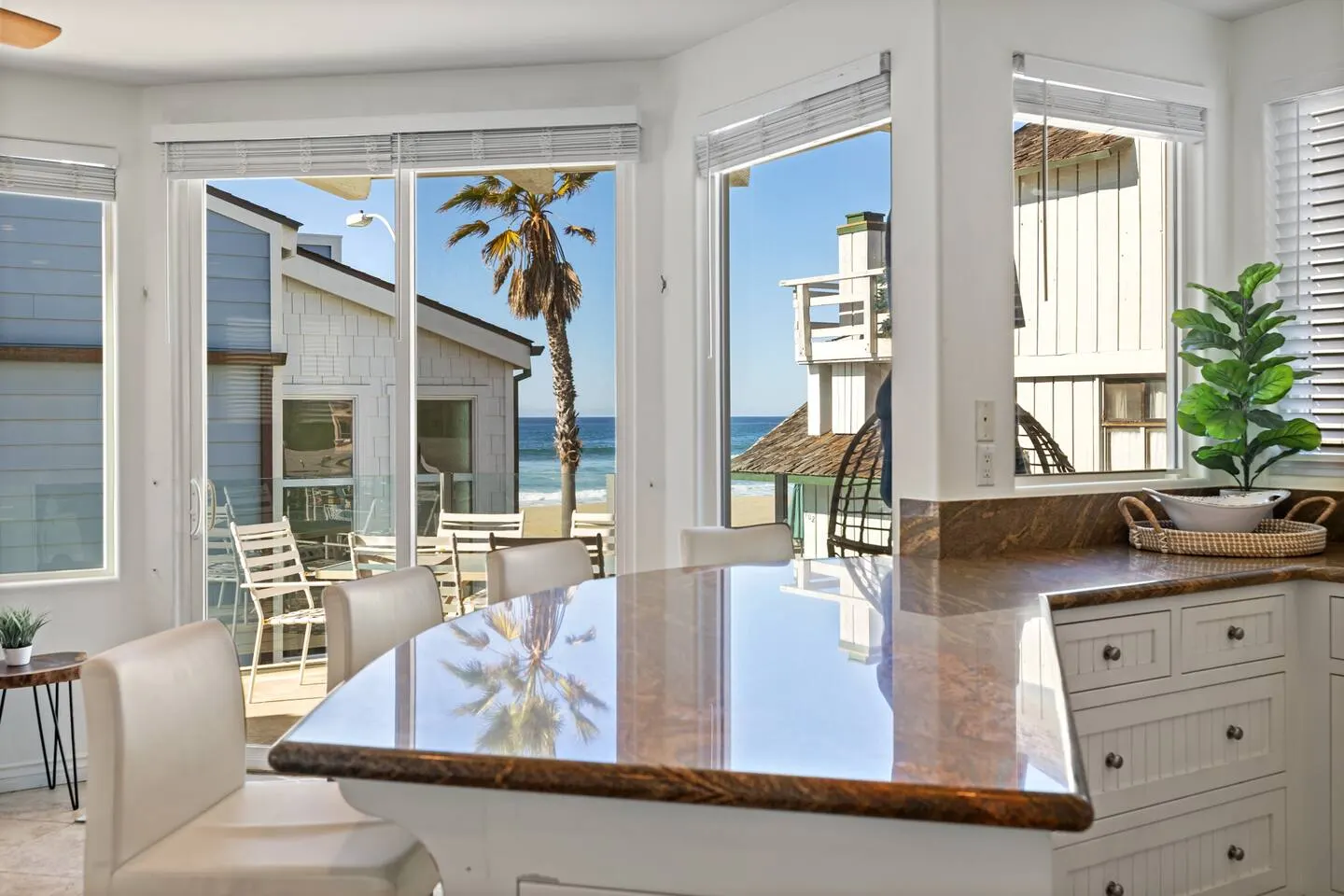 The Mission Beach VIP- 3 Decks, AC, Steps to Sand! — photo 4
