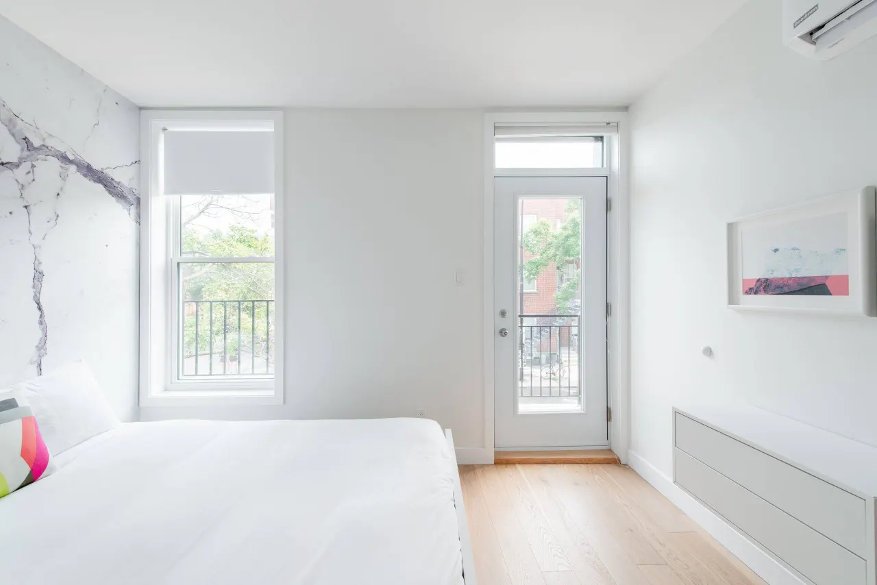 Little Italy - Montreal Contemporary Apartment 10