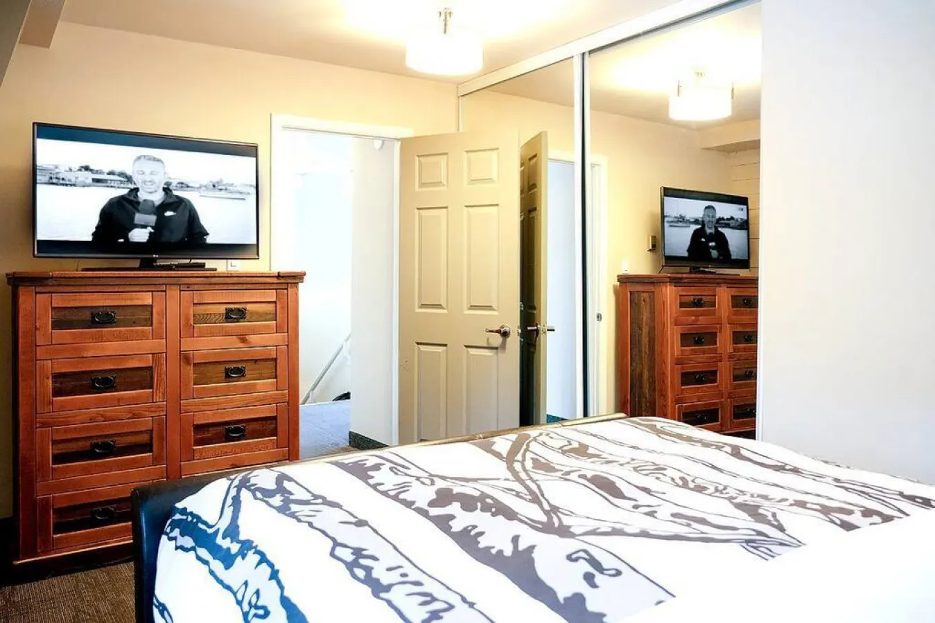 Banff Condo Shared Pool Stunning Mountain Views! 9