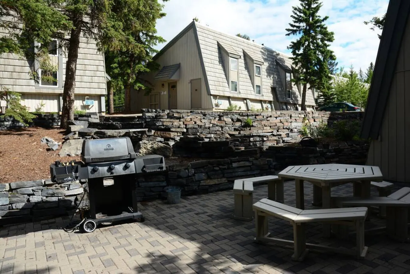 Banff Condo Shared Pool Stunning Mountain Views! 20