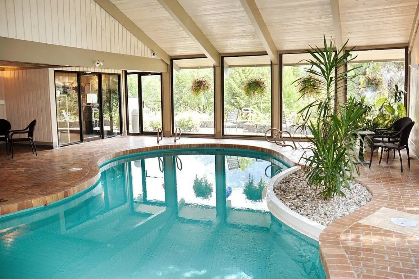 Banff Condo Shared Pool Stunning Mountain Views! — photo 4