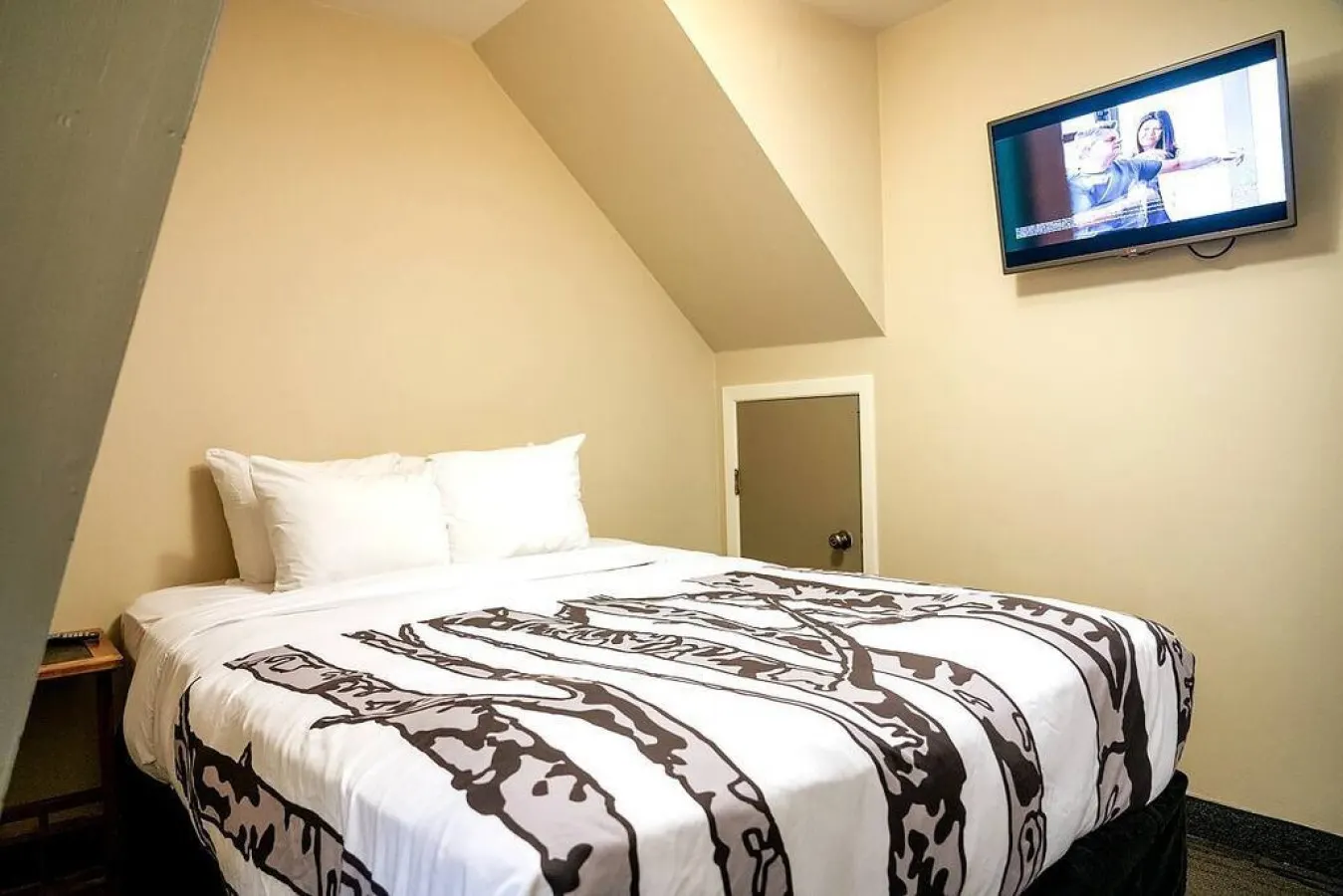 Banff Condo Shared Pool Stunning Mountain Views! 8