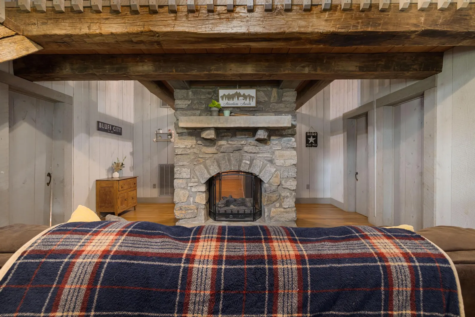 "Timber Lodge", Rustic 4BR Log Cabin + Guesthouse 9