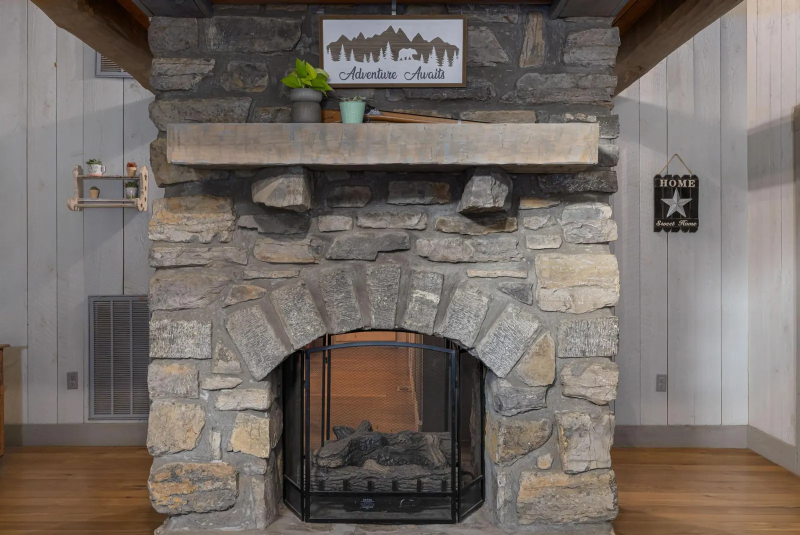 "Timber Lodge", Rustic 4BR Log Cabin + Guesthouse 10