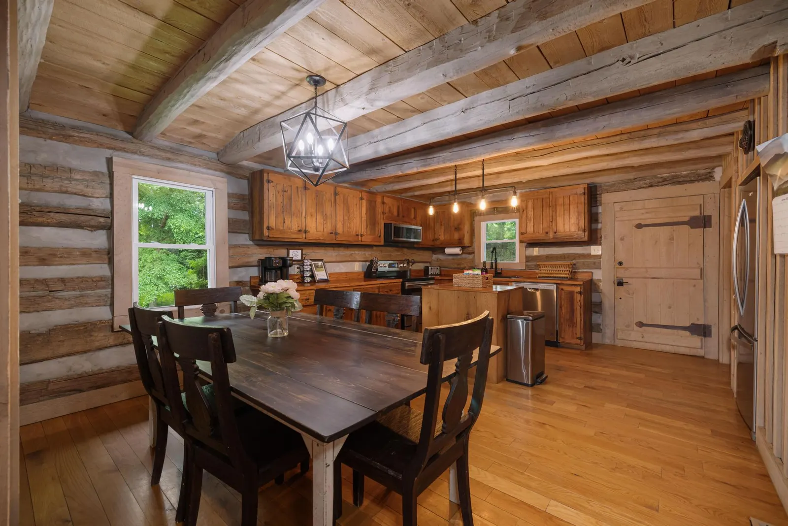 "Timber Lodge", Rustic 4BR Log Cabin + Guesthouse 13