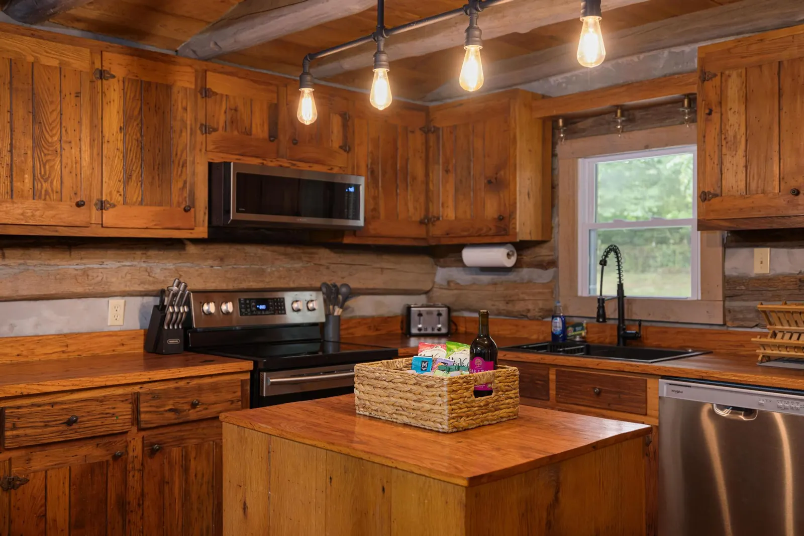 "Timber Lodge", Rustic 4BR Log Cabin + Guesthouse 14