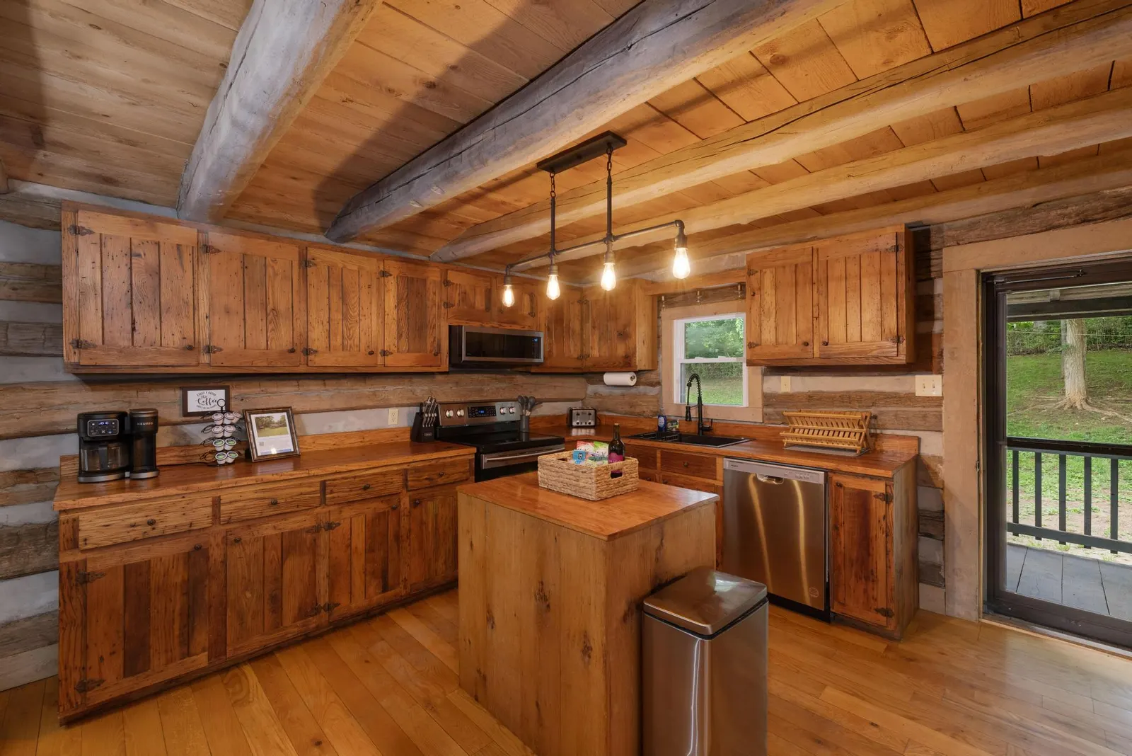 "Timber Lodge", Rustic 4BR Log Cabin + Guesthouse 15