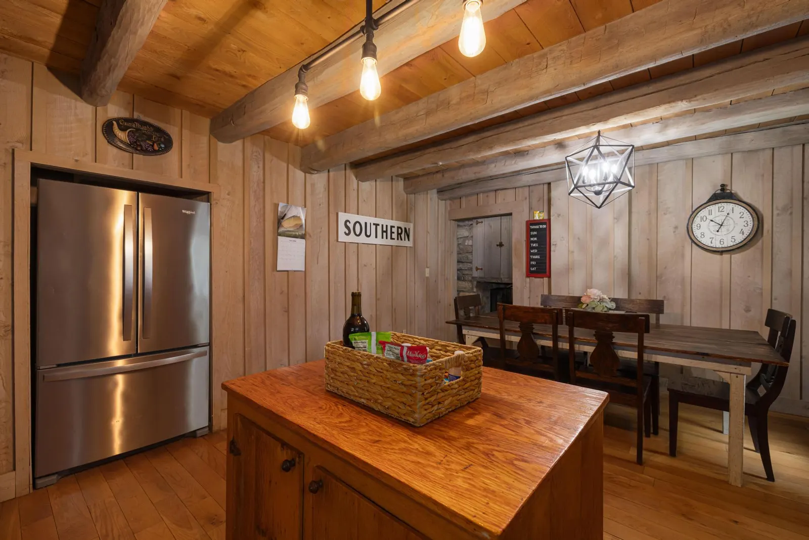"Timber Lodge", Rustic 4BR Log Cabin + Guesthouse 16