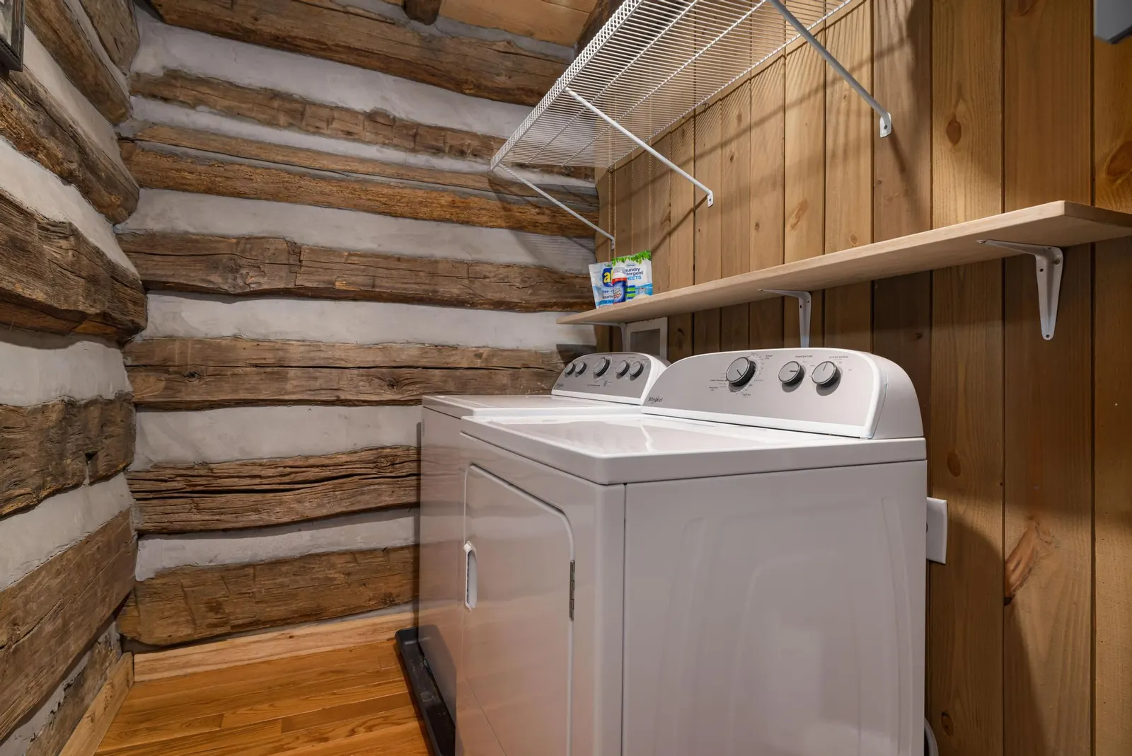 "Timber Lodge", Rustic 4BR Log Cabin + Guesthouse 20