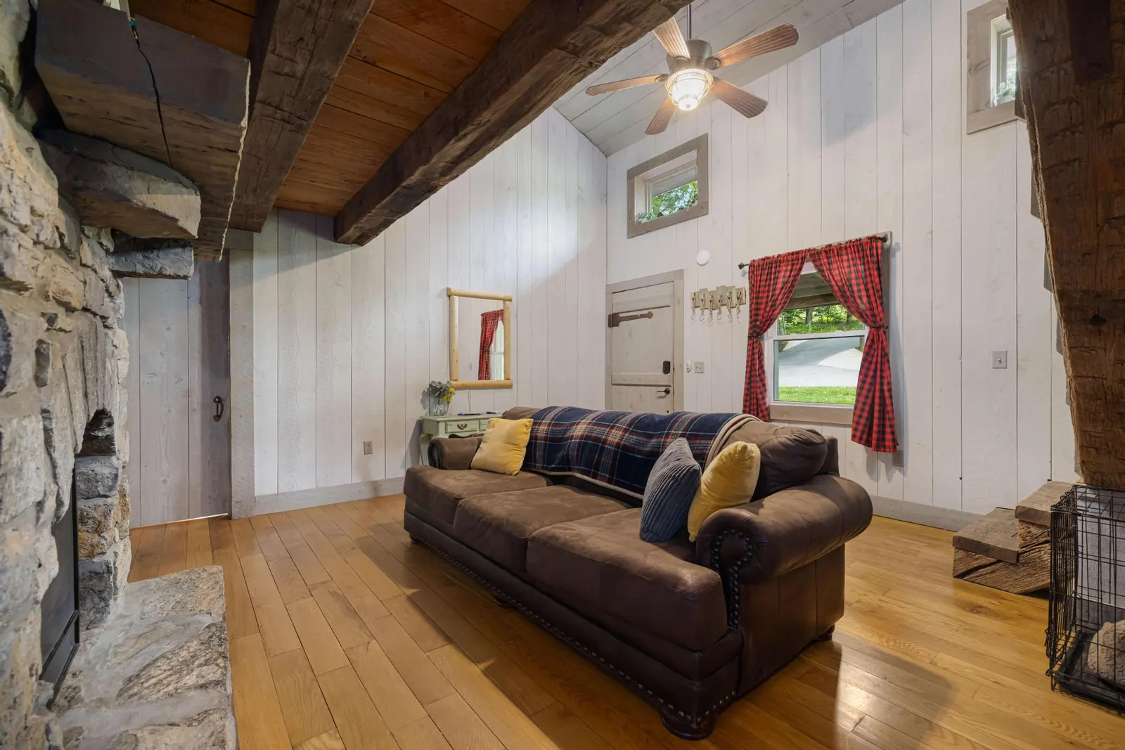 "Timber Lodge", Rustic 4BR Log Cabin + Guesthouse 8