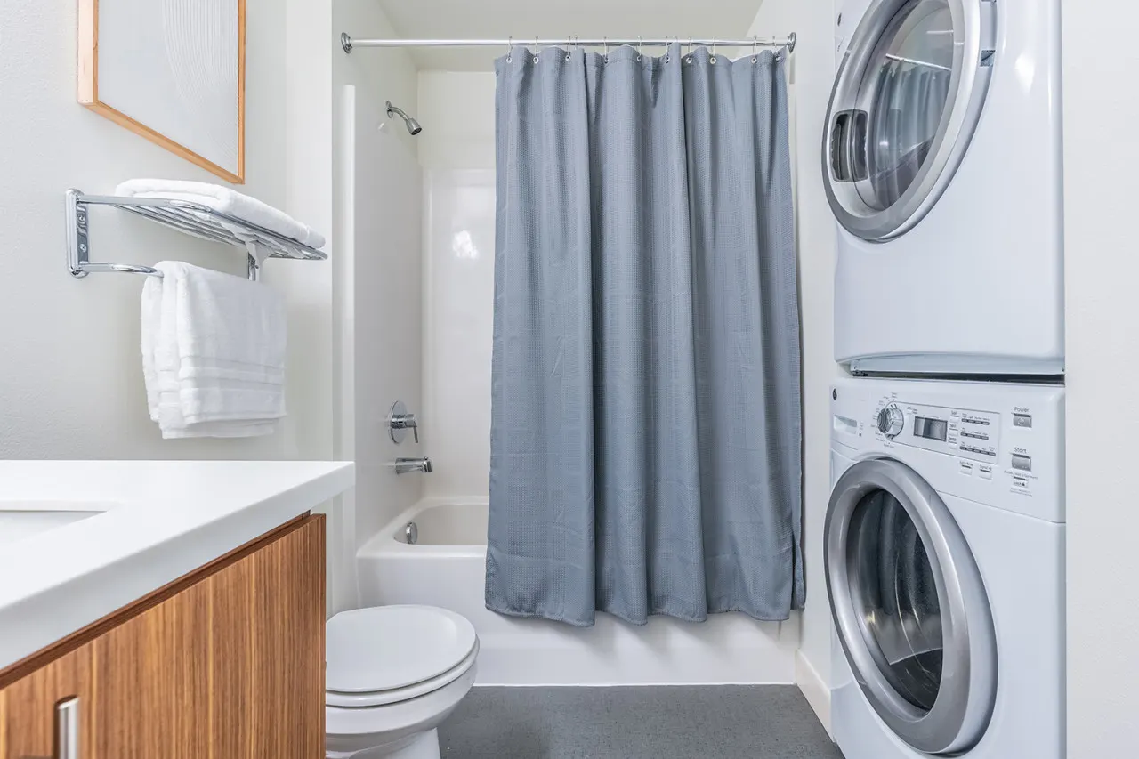 Seattle's modern and stylish Penthouse Apartment- Wifi, Pet Friendly, Rooftop 13