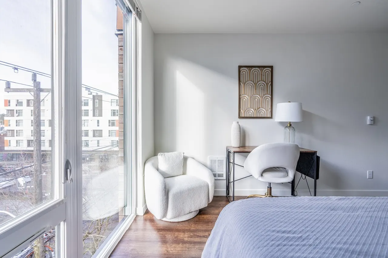 Seattle's modern and stylish Penthouse Apartment- Wifi, Pet Friendly, Rooftop — photo 5