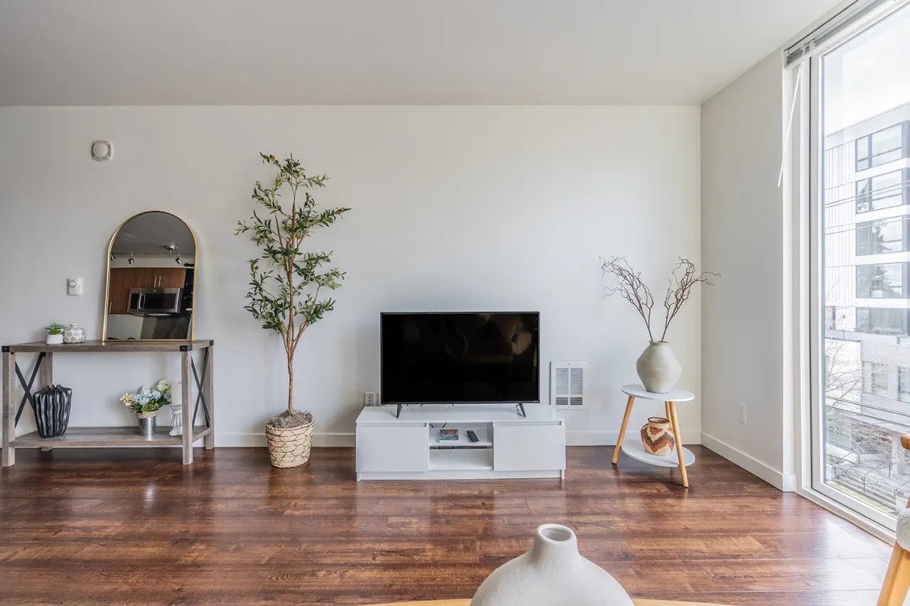 Seattle's modern and stylish Penthouse Apartment- Wifi, Pet Friendly, Rooftop 8
