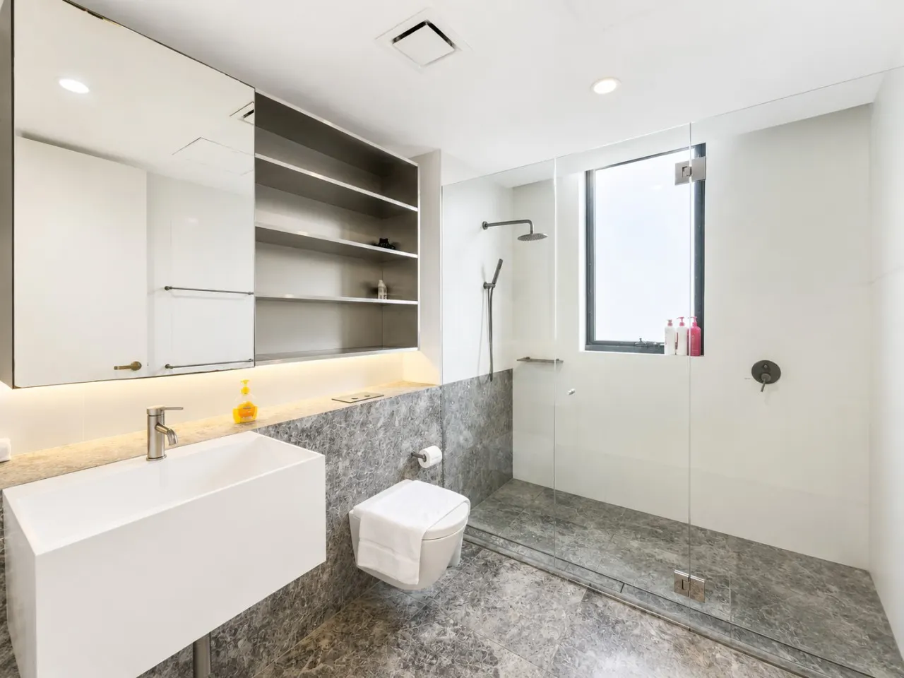 Stylish 2BR Apartment in Double Bay with Parking 10