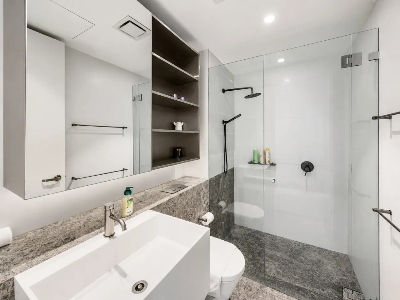 Stylish 2BR Apartment in Double Bay with Parking 8