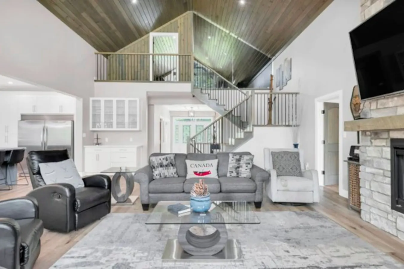 The Lake House - Waterfront Luxury Cottage 11