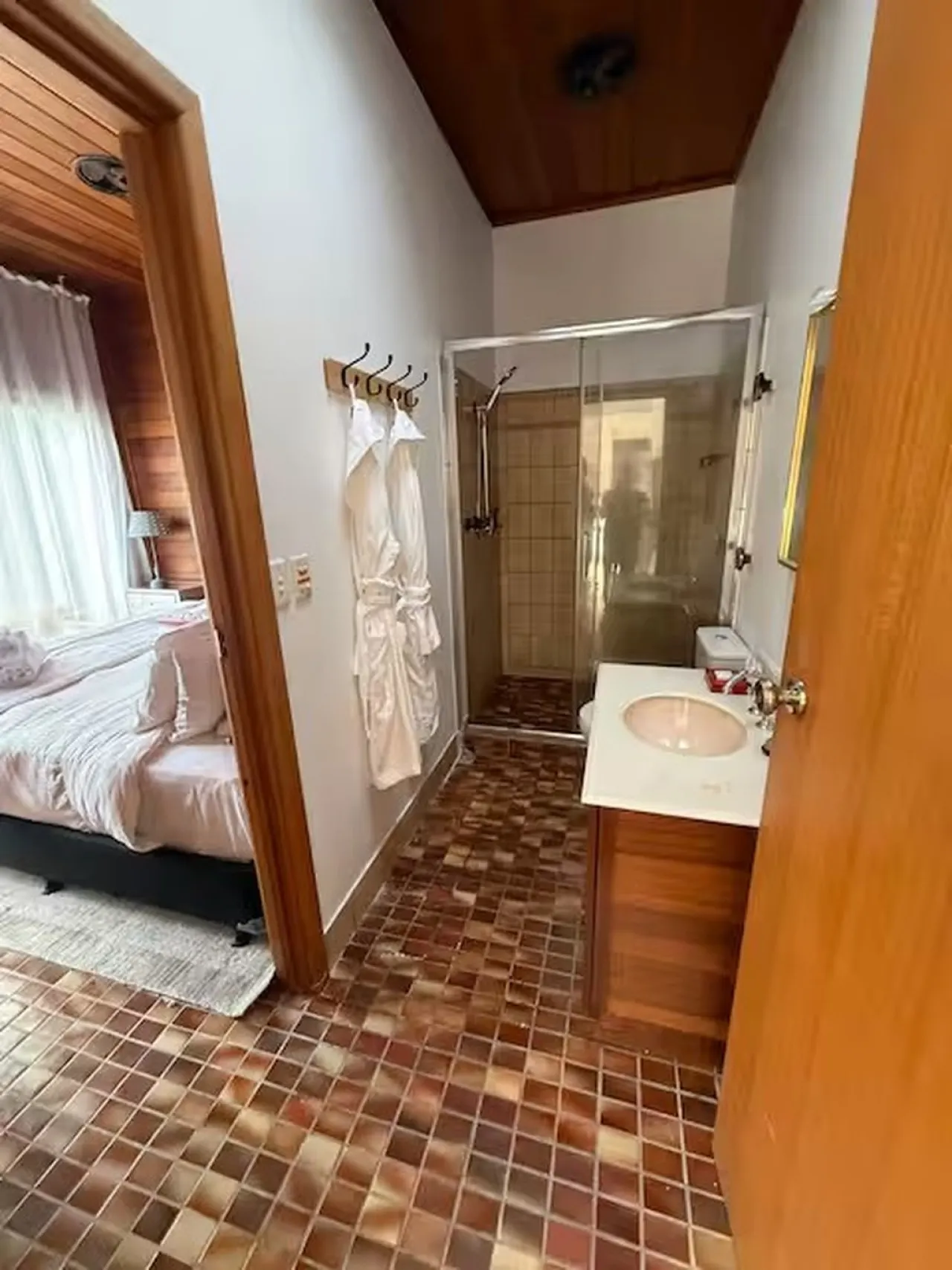 Chiara’s 1BR Brighton Gem with Pool and King Bed 11