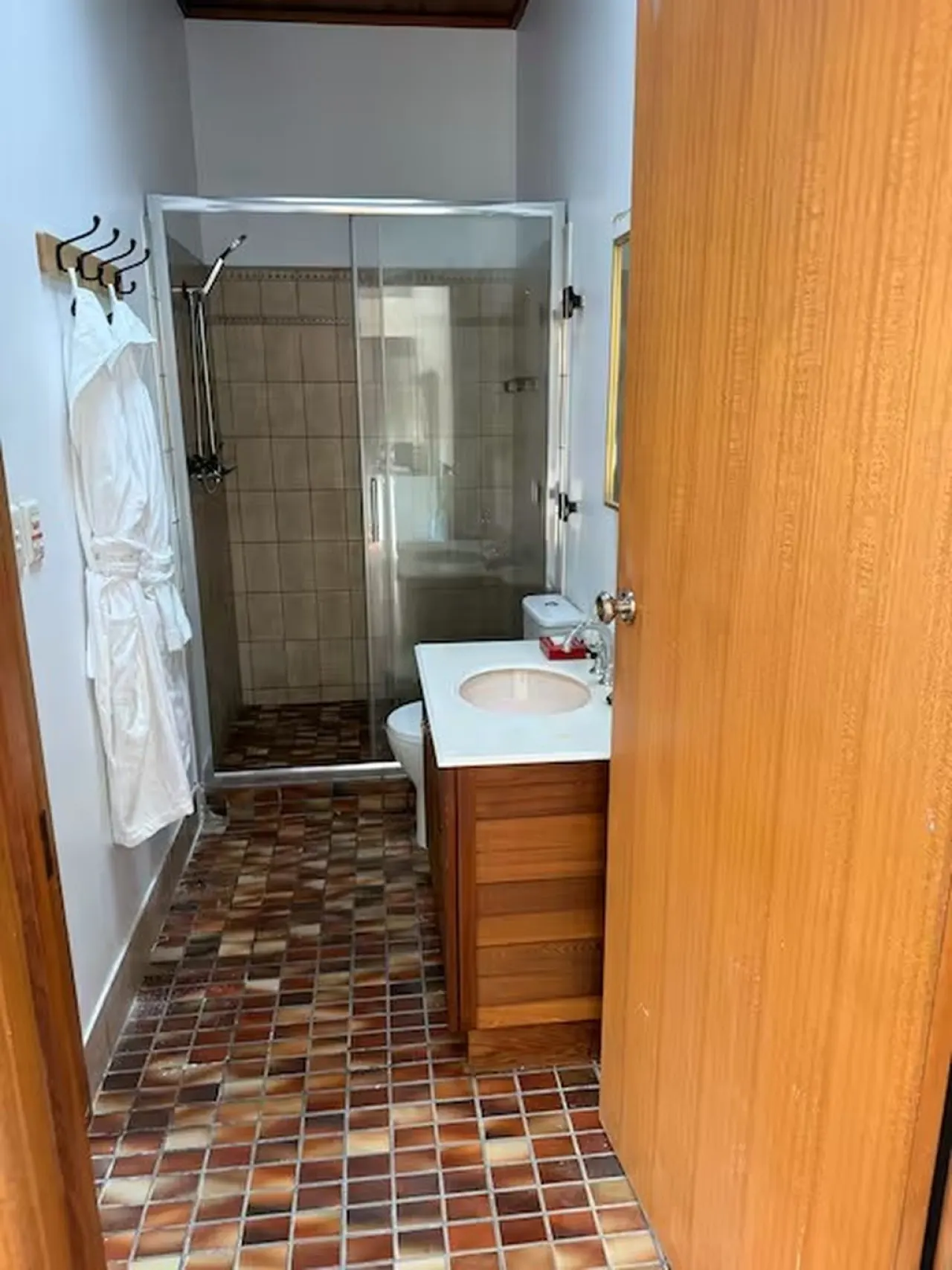 Chiara’s 1BR Brighton Gem with Pool and King Bed 12