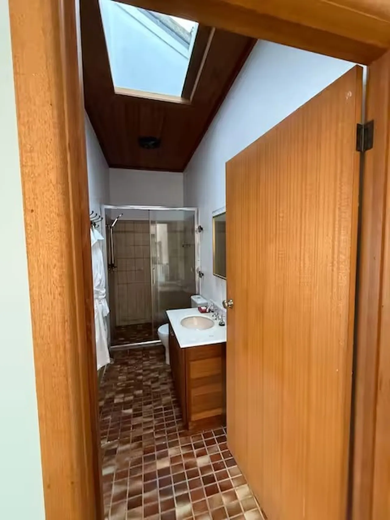 Chiara’s 1BR Brighton Gem with Pool and King Bed 13