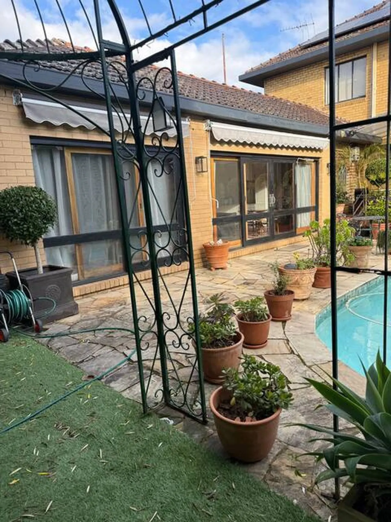 Chiara’s 1BR Brighton Gem with Pool and King Bed 14