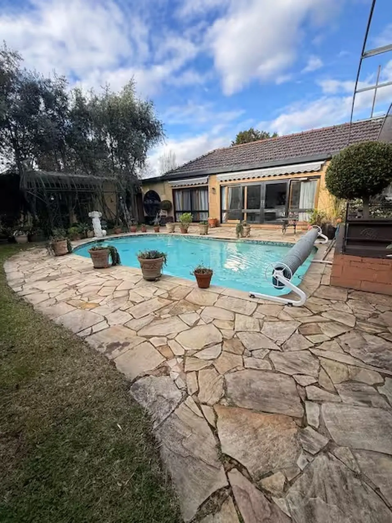 Chiara’s 1BR Brighton Gem with Pool and King Bed — photo 5