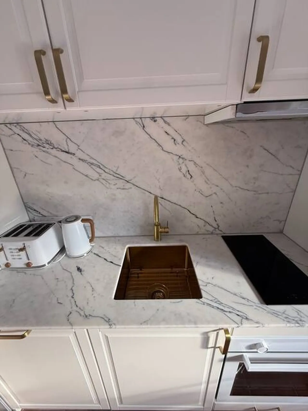 Chiara’s 1BR Brighton Gem with Pool and King Bed 7
