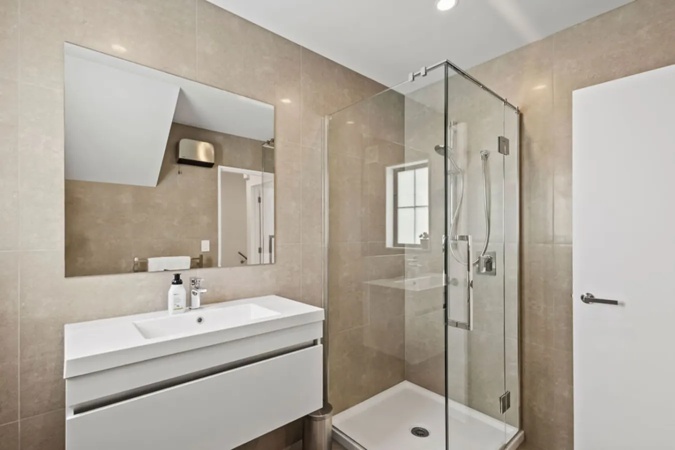2 BRM 2bath closest to Town Hall 16