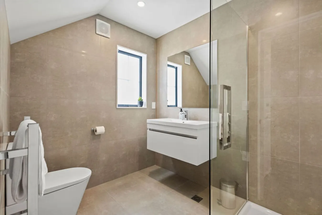 2 BRM 2bath closest to Town Hall 19