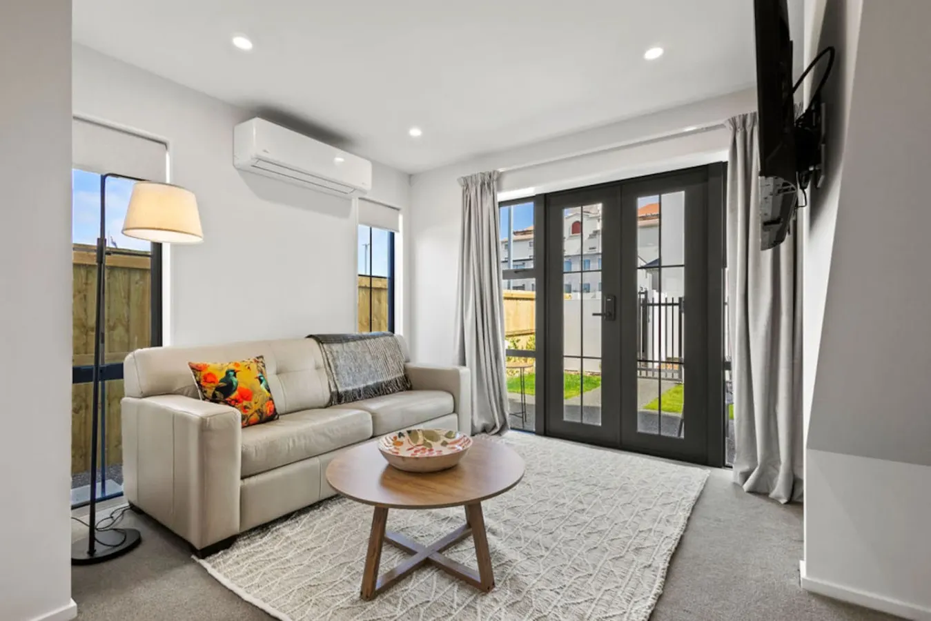 2 BRM 2bath closest to Town Hall 4