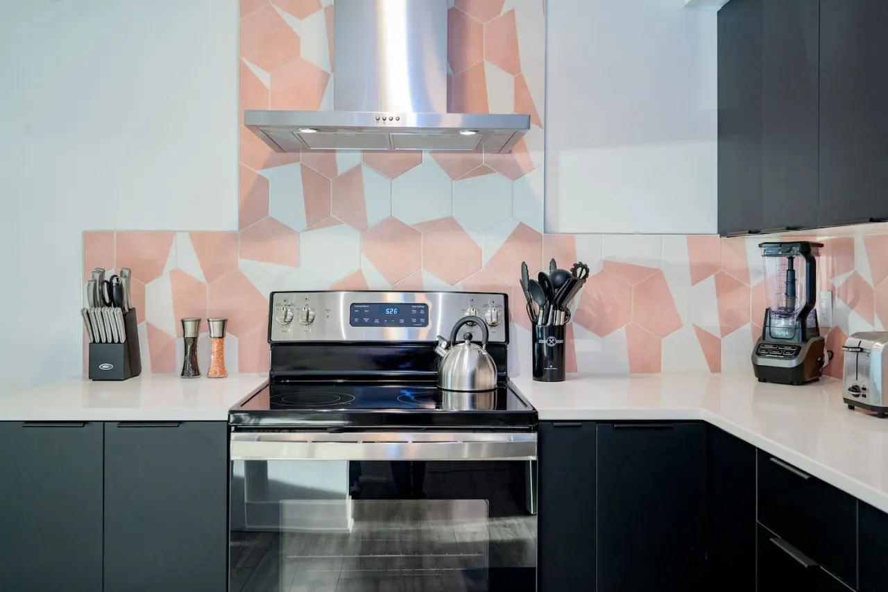 Modern 1-Bed Condo: OPEN Pool with City Access 2