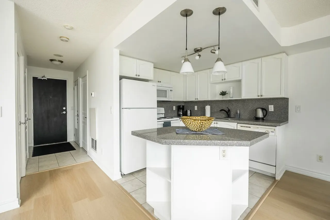 Stylish 1BR Central Condo Parking Sleeps 4 11