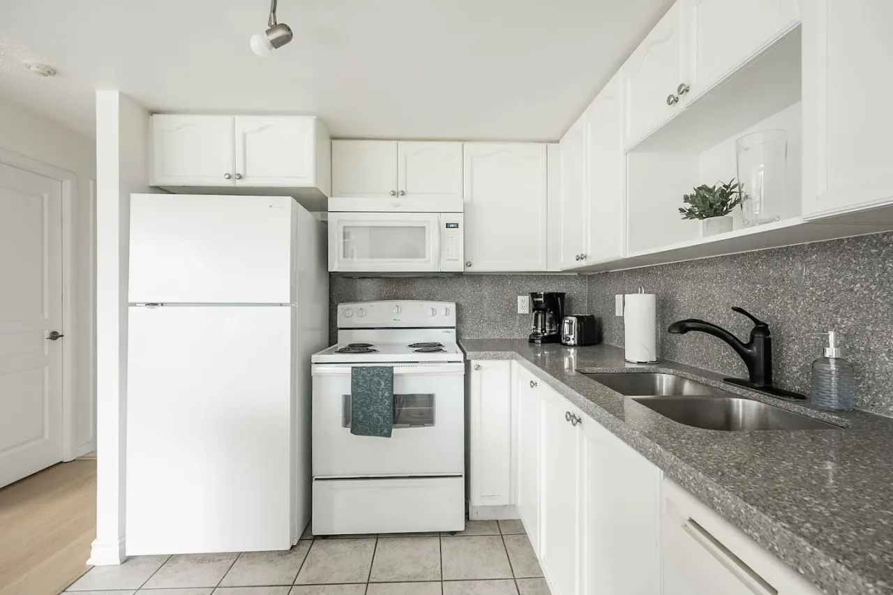 Stylish 1BR Central Condo Parking Sleeps 4 12