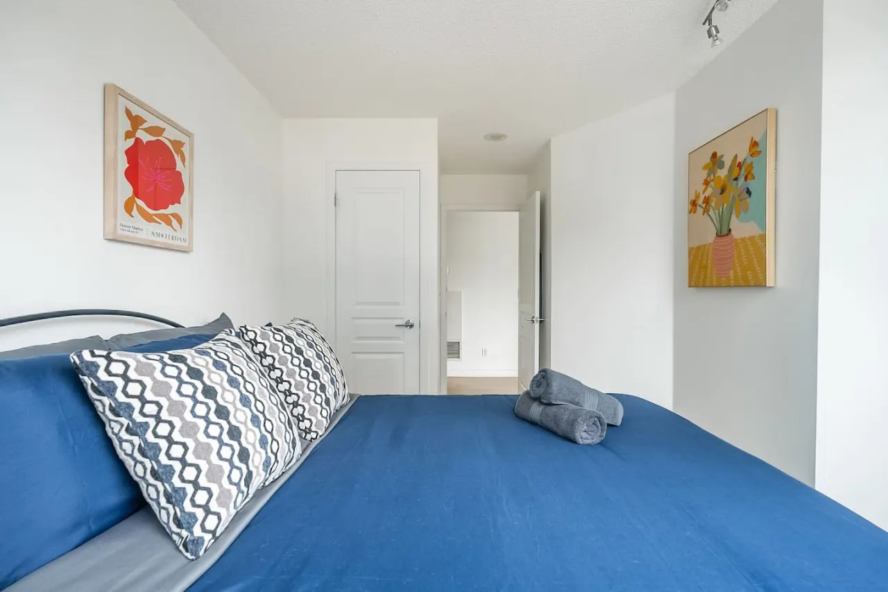 Stylish 1BR Central Condo Parking Sleeps 4 15