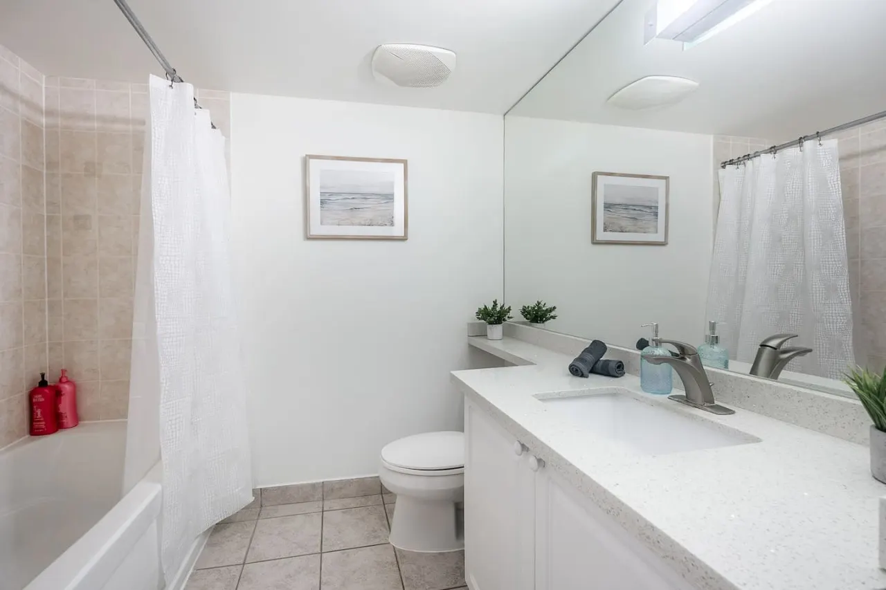 Stylish 1BR Central Condo Parking Sleeps 4 16